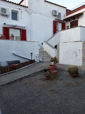 Villa Teresa-visione generale della struttura con cortile e parcheggio privato
