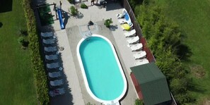 Pool mit Sonnenliegen für beide Haushälften