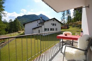 Balkon mit Tisch und Stühlen