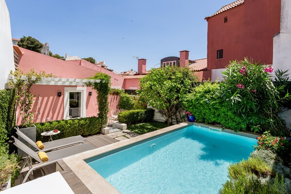 Luxurious and spacious apartment with an amazing private garden and a pool