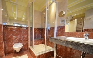 17f "Moosbeere" Bad im OG mit Bidet
