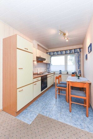 Wohnzimmer mit integriertem Küchenbereich
