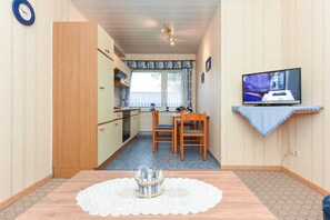 Wohnzimmer mit integriertem Küchenbereich