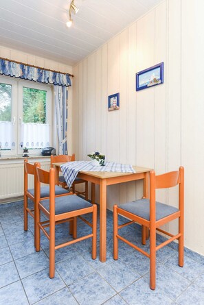 Wohnzimmer mit integriertem Küchenbereich