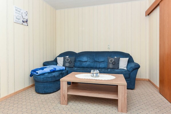 Wohnzimmer mit integriertem Küchenbereich