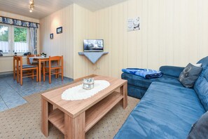 Wohnzimmer mit integriertem Küchenbereich