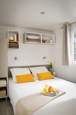 Schlafzimmer mit Doppelbett