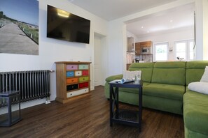 Strandhafer Whg. 3 - Blick auf den Wohnbereich und den TV