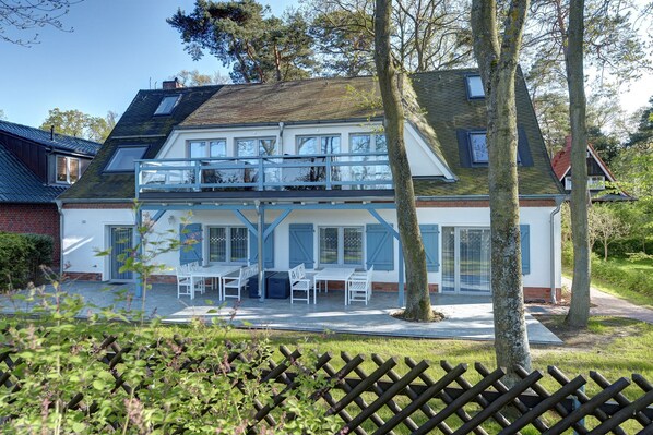 Strandhafer - Blick auf das Ferienhaus von der Strandpromenade