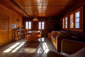 « Peyo » : traditional living room