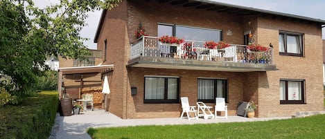 Terrasse und Eingang zur Ferienwohnung