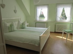 Schlafzimmer 1