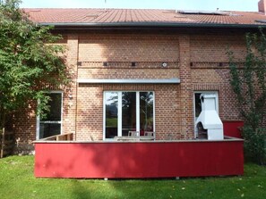 die geschlossene Terrassenansicht, mit Blick zur Ferienwohnung,