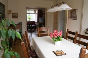 Wohnzimmer und Sitzzimmer.