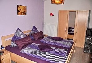 Schlafbereich. Schlafzimmer Nr.2 mit TV