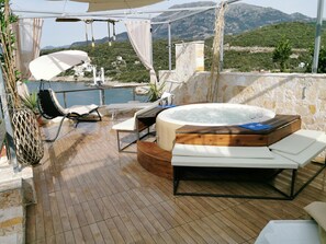 Outdoor spa tub