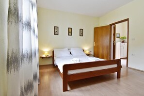 The bedroom with double bed 160 x 200, 2-night lamps and 2 shelves