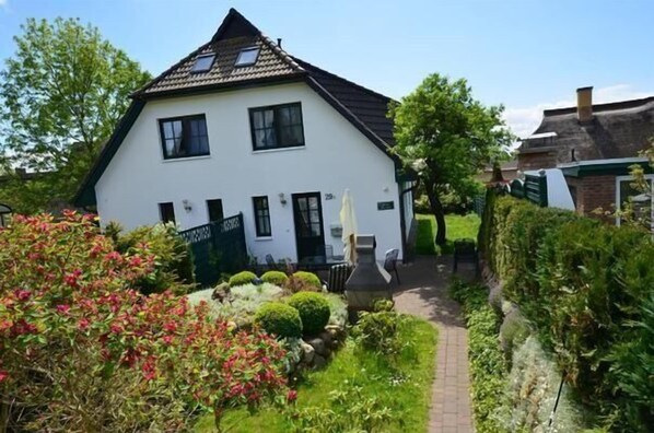 Ferienhaus Seeadler Nr. 29 D
Vorderansicht mit Garten