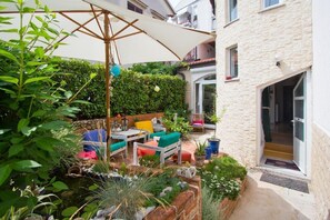 Terrasse und Eingang
