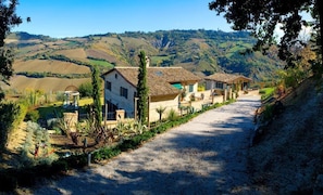 View from the entrace onto the houses of "La Casa di Petra"