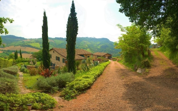 View from the entrace onto the houses of "La Casa di Petra"