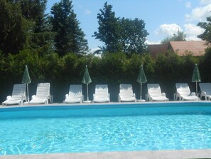 Pool mit Sonnenterrasse