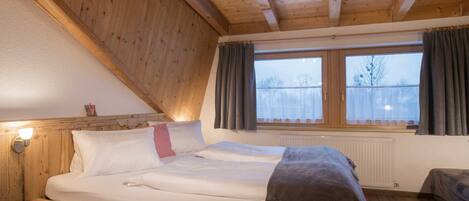1. Schlafzimmer mit Doppelbett und Einzelbett