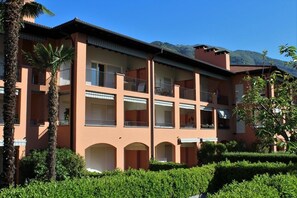 Ansicht der Residenza al Mulin mit den grosszügigen, gegen Süd-Ost ausgerichteten Balkone.