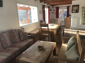 Salon avec la cheminĂ©e, le poĂȘle et la salle Ă manger