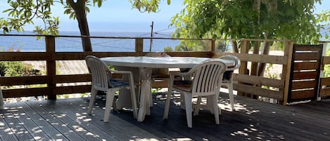 La terrasse ombragée vue mer