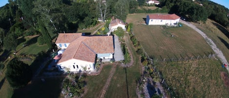 vue aérienne de la propriété bâtie sur 1HA 
le gîte se trouve à l'entrée EST
