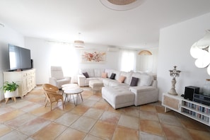 Vacation house AUREILLE Alpilles Provence living room for 8 persons 