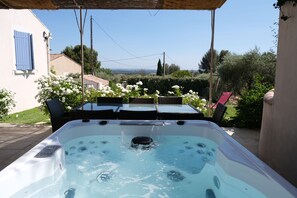 Air-conditioned villa heated swimming pool jacuzzi Alpilles terrace