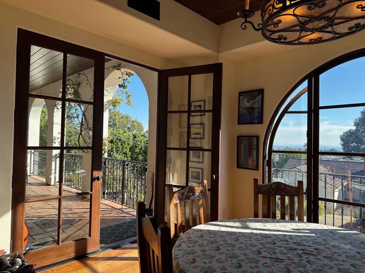 Ocean Views – Walk to Village – Minutes to Beach!
