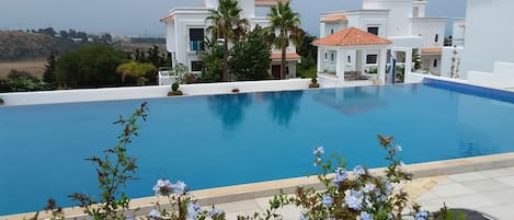 Piscine à débordement avec la mer au loin