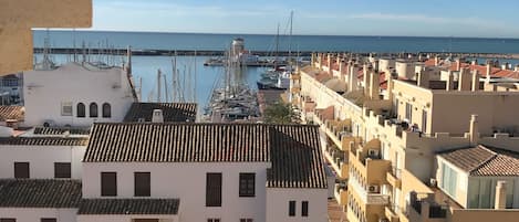 Vue exceptionnelle sur la terasse sur le port d’Almerimar