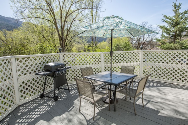 Deck has a table set and gas grill. This has since been remodeled, see new pics