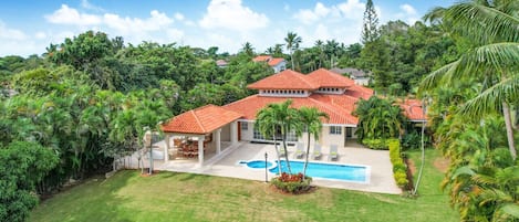Villa Vivero 24: Cozy villa w/ pool, Jacuzzi, waiter and housekeeper