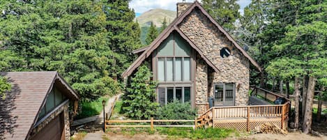 Mountain Aire' Getaway is a luxurious custom vacation home located just 20 miles from Breckenridge