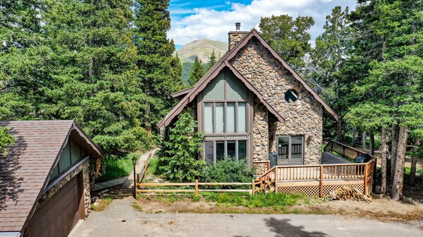 Mountain Aire' Getaway is a luxurious custom vacation home located just 20 miles from Breckenridge