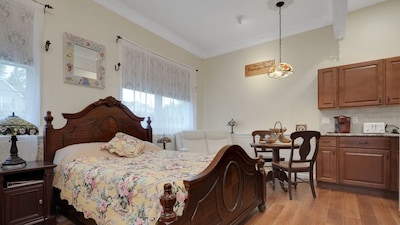 A superb large living space with two queen beds in a great location. Quite safe