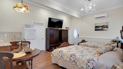 A superb large living space with two queen beds in a great location. Quite safe