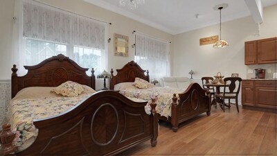 A superb large living space with two queen beds in a great location. Quite safe