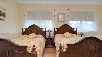A superb large living space with two queen beds in a great location. Quite safe