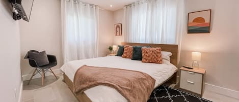 Master Bedroom - King size bed, en suite bathroom, closet, TV