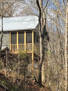 Harvey’s Hideaway Riverfront Cabin