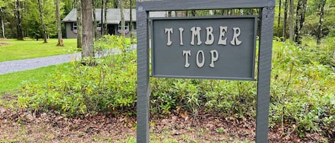 Timber Top Cabin! Come walk or bike the nearby Pine Creek Rails to Trails.
