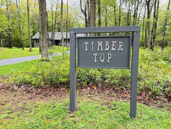 Timber Top Cabin! Come walk or bike the nearby Pine Creek Rails to Trails.
