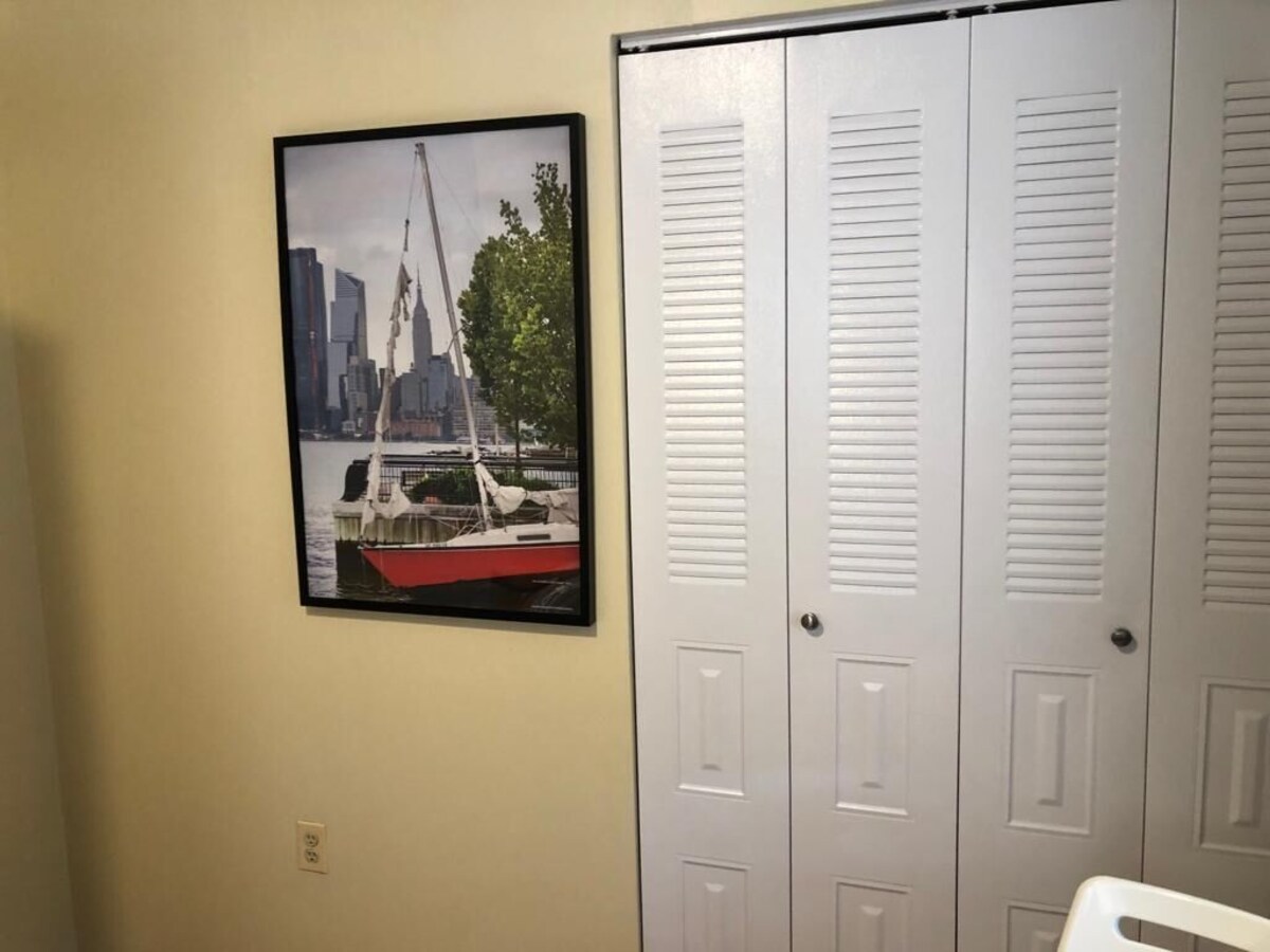 1703 3H · Suitable 2bed Apt-20 min to NYC/Parking Avail