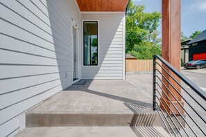 Property entrance and front door ( Entryway ) 